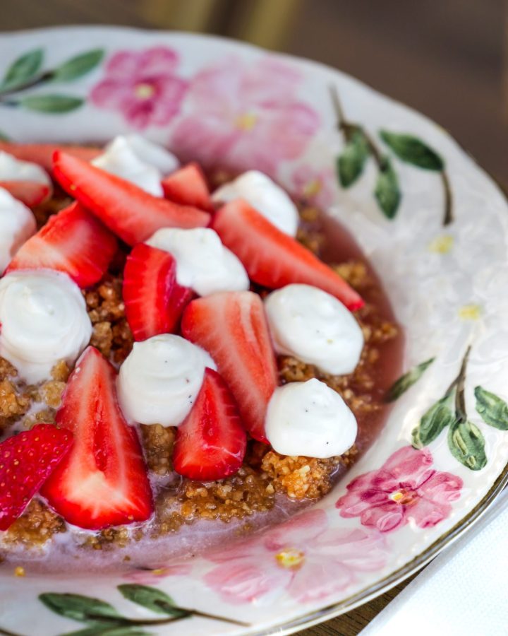 Fraises, crumble, chantilly, sirop de rhubarbe